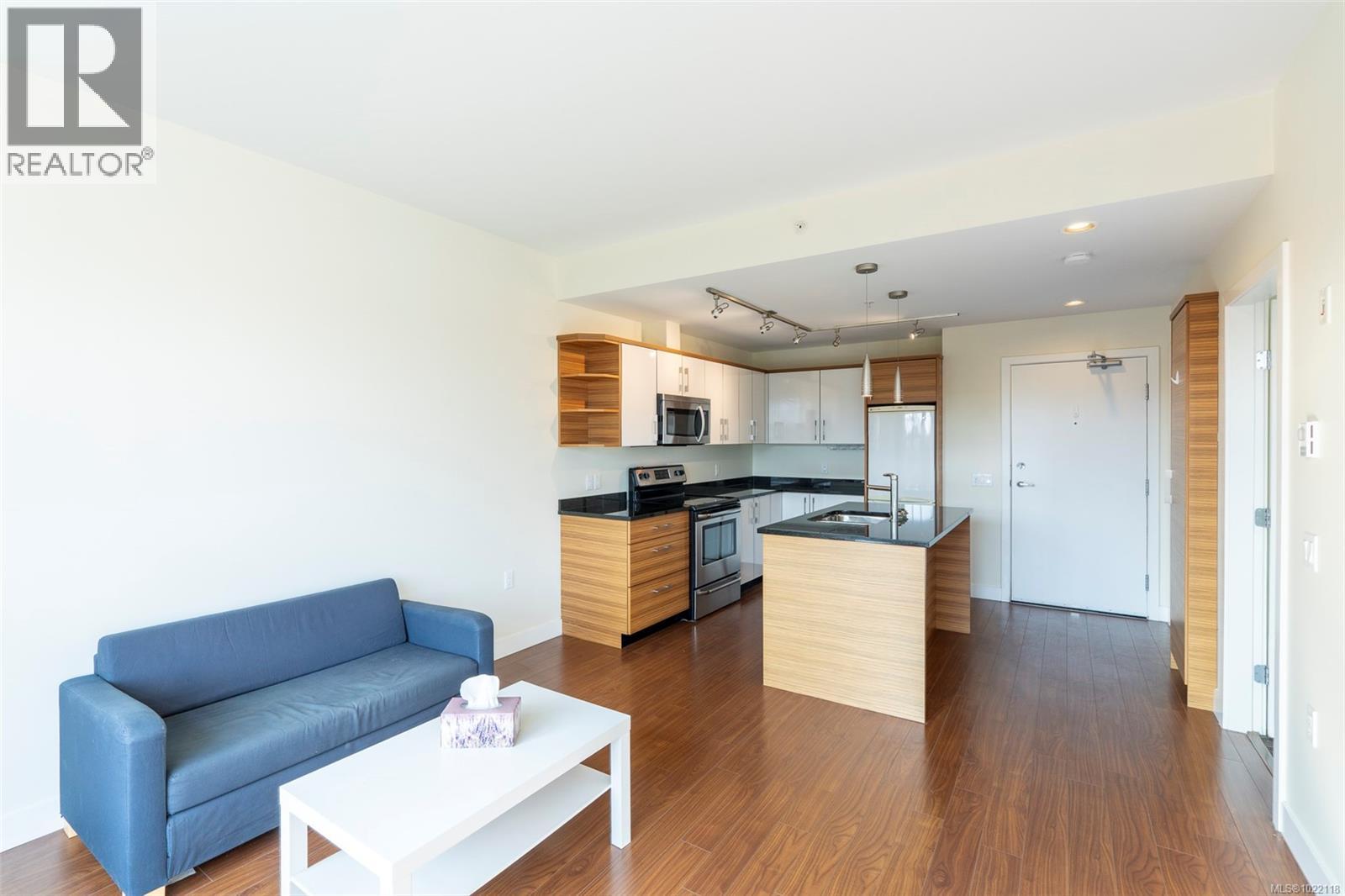 402 4030 Borden Street, Saanich