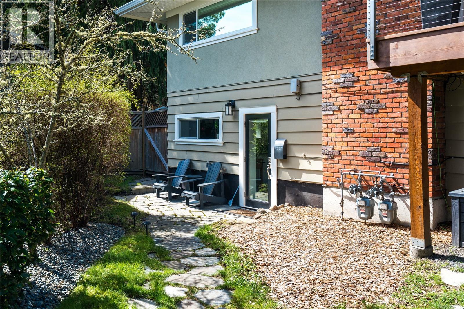  2879 Phyllis Street, Saanich