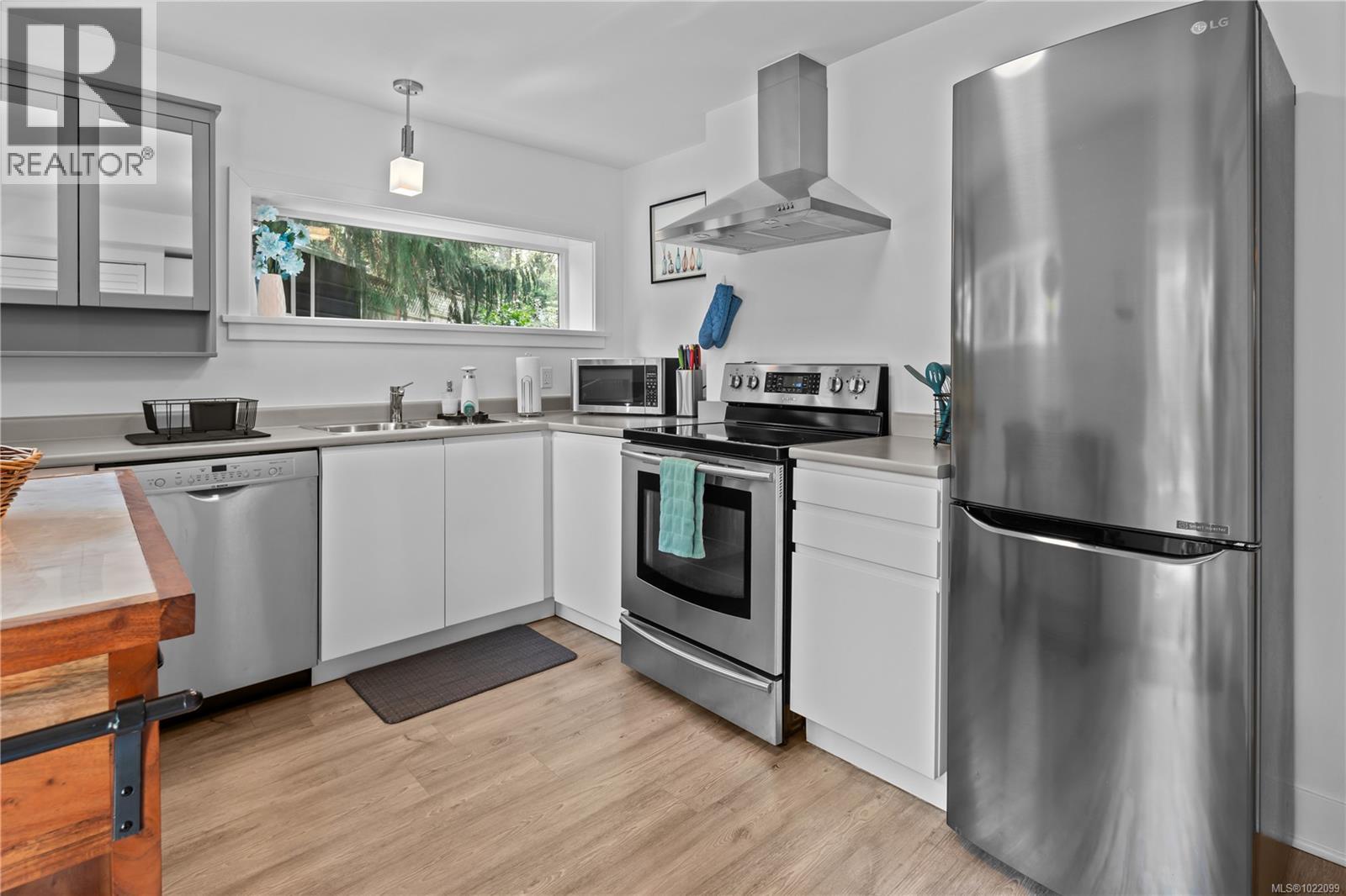  2879 Phyllis Street, Saanich