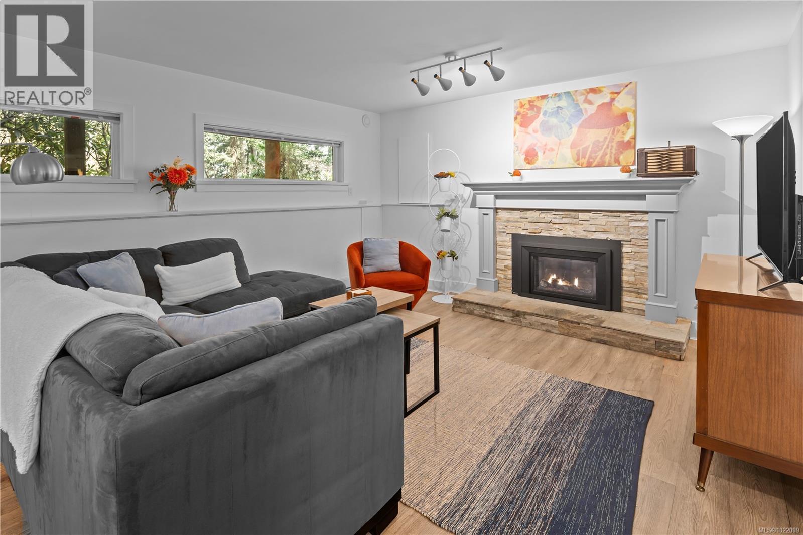  2879 Phyllis Street, Saanich