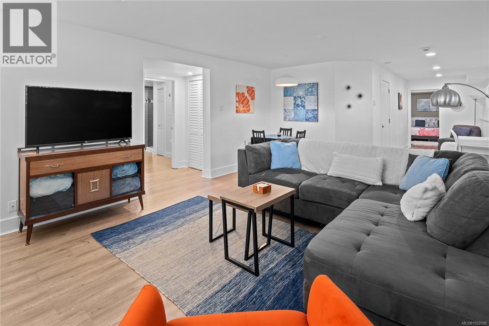  2879 Phyllis Street, Saanich