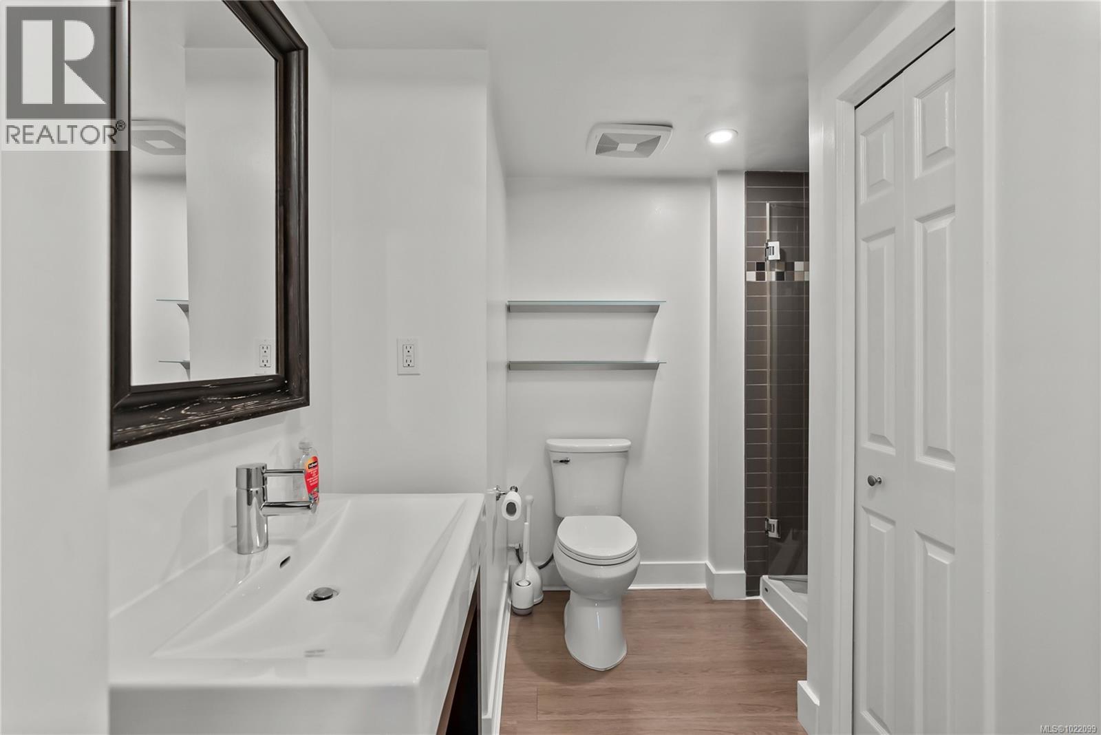  2879 Phyllis Street, Saanich