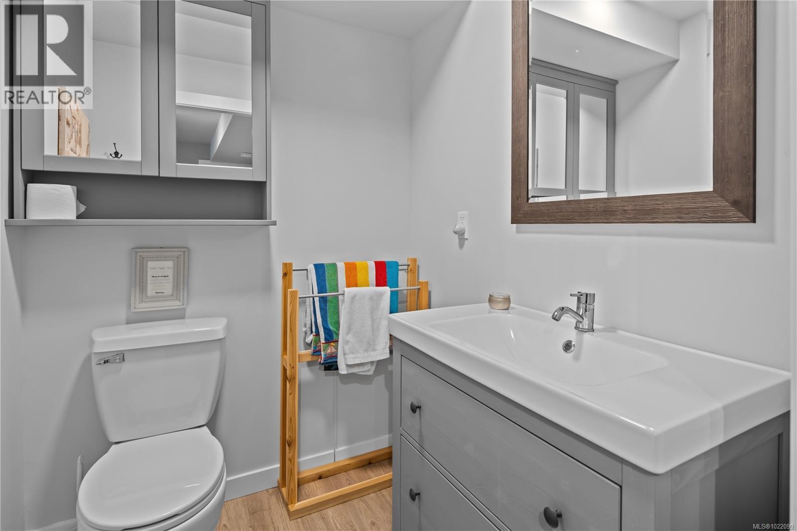  2879 Phyllis Street, Saanich