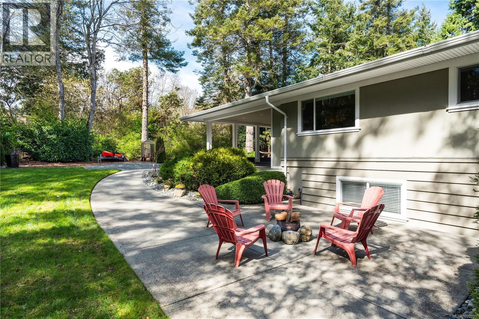  2879 Phyllis Street, Saanich