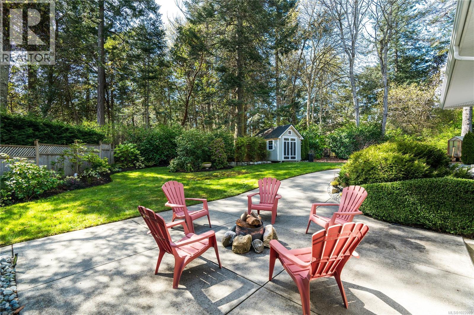  2879 Phyllis Street, Saanich