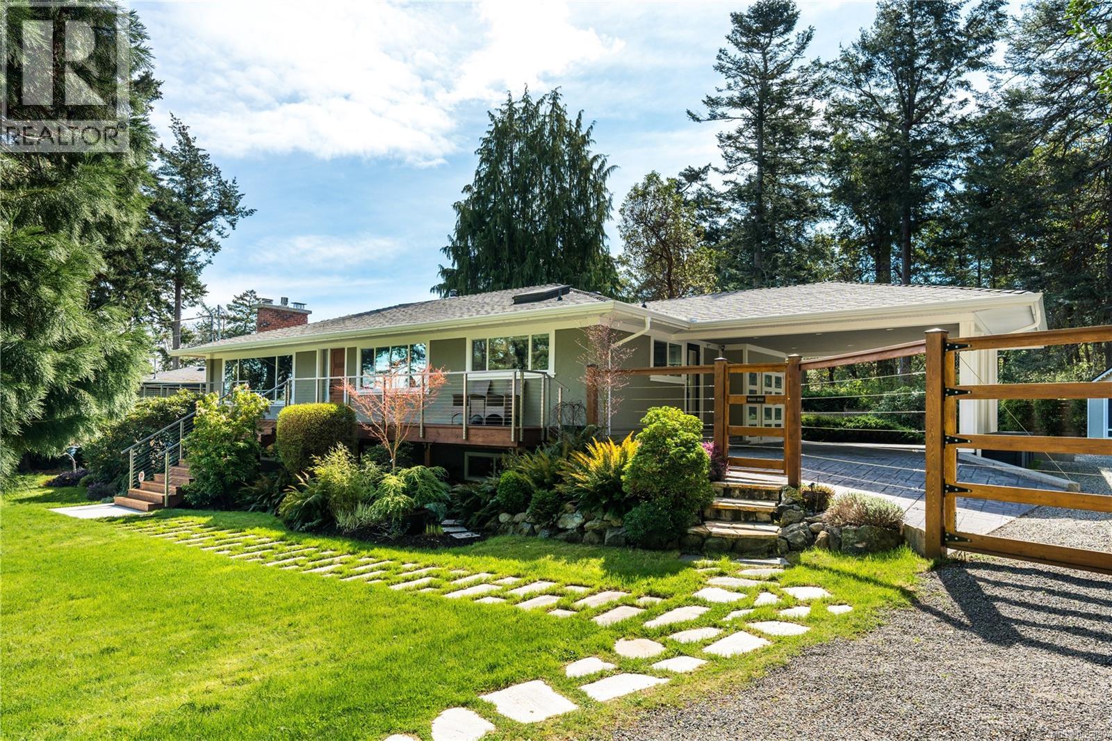  2879 Phyllis Street, Saanich