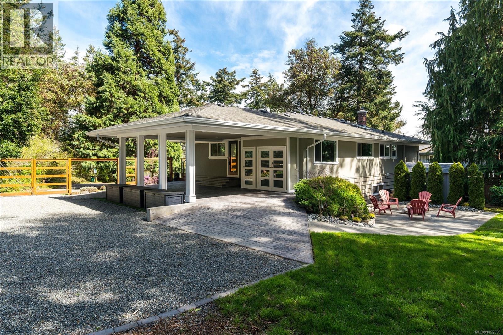  2879 Phyllis Street, Saanich