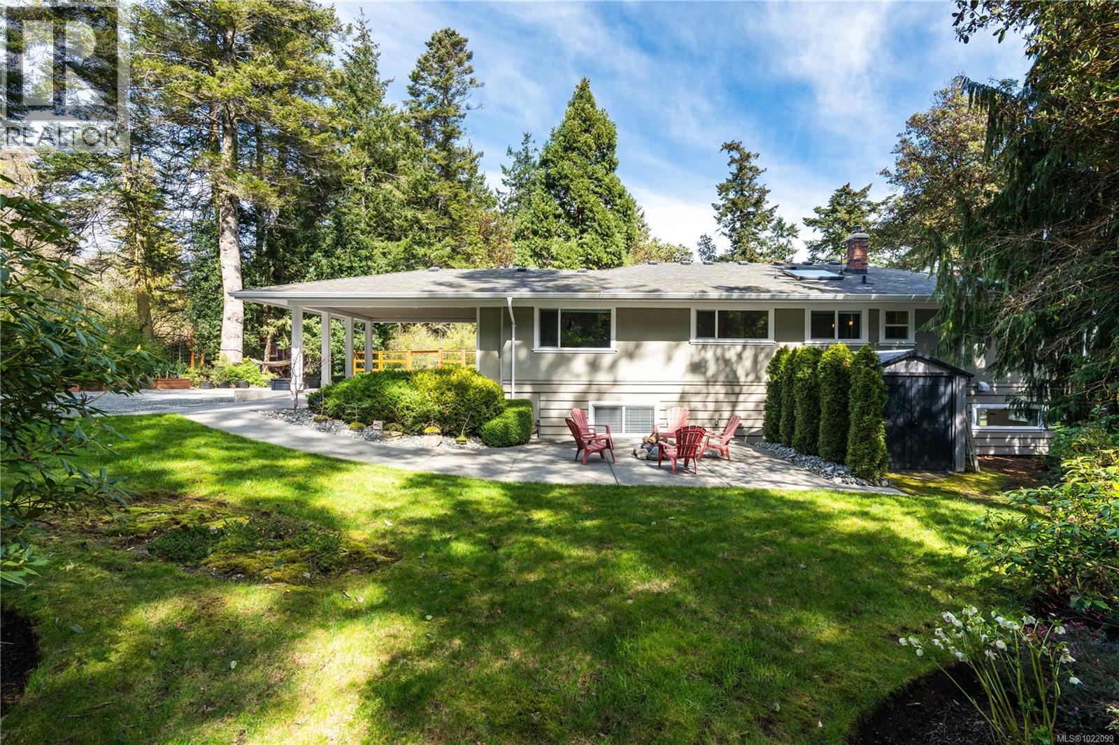 2879 Phyllis Street, Saanich