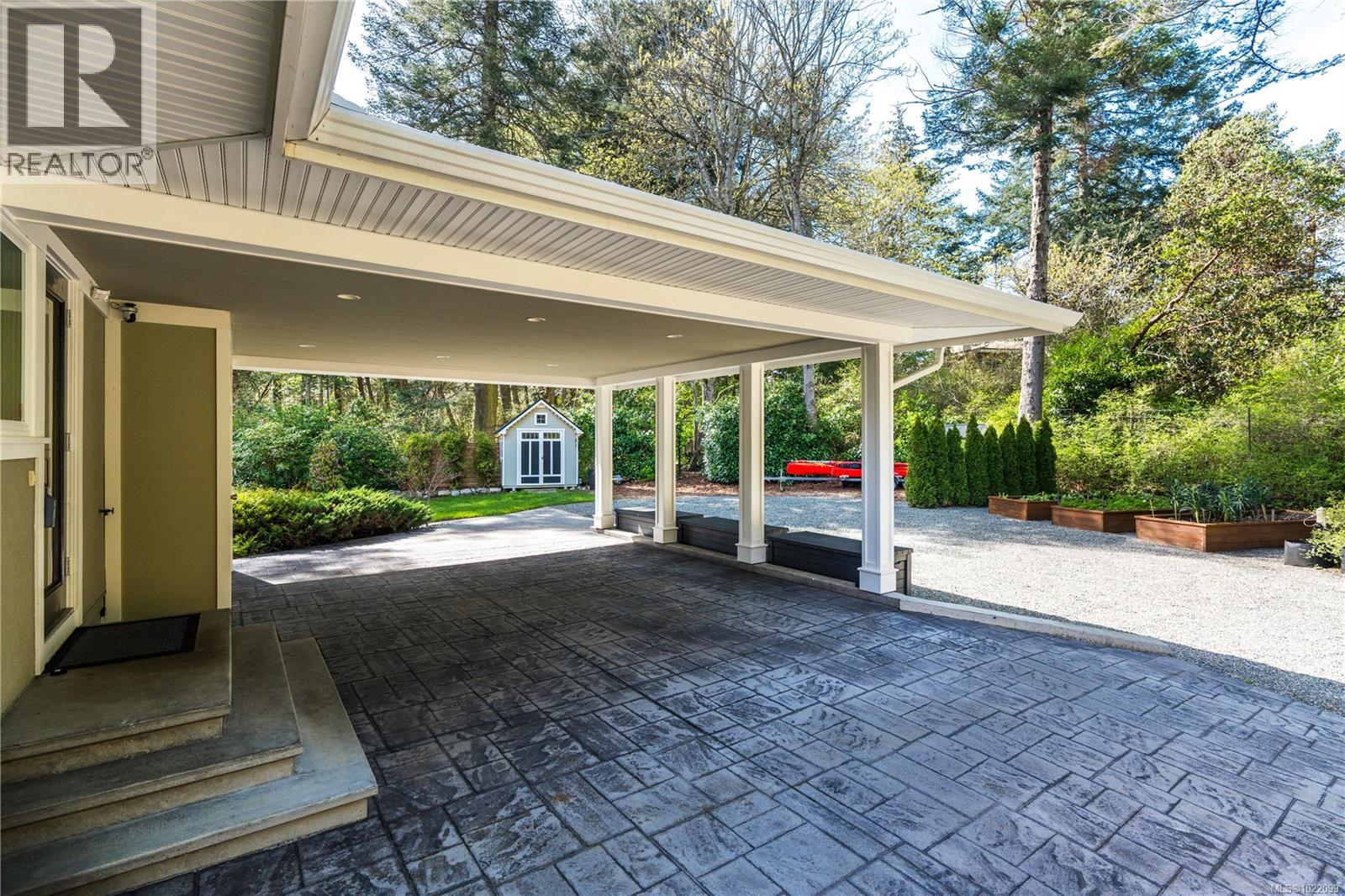  2879 Phyllis Street, Saanich