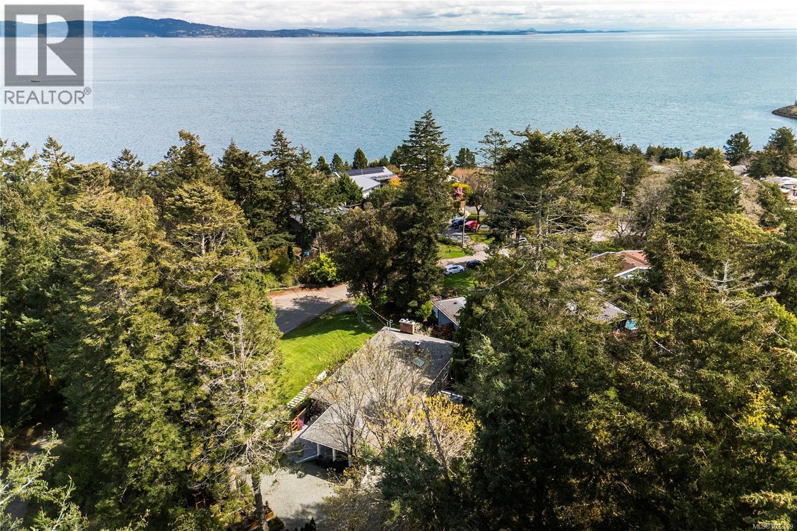  2879 Phyllis Street, Saanich