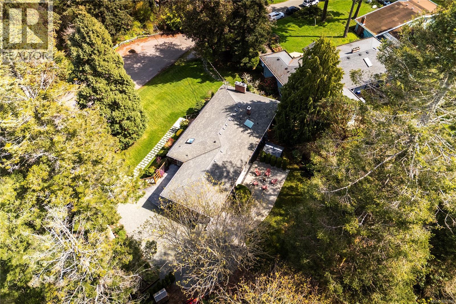  2879 Phyllis Street, Saanich