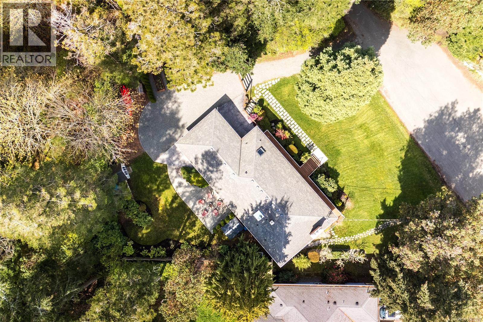  2879 Phyllis Street, Saanich