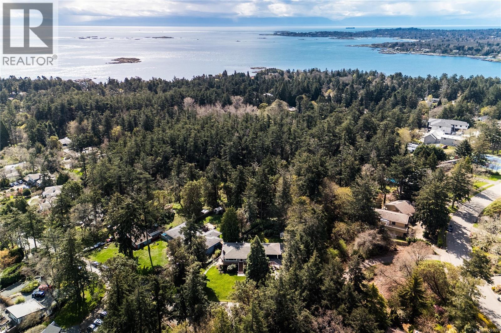  2879 Phyllis Street, Saanich