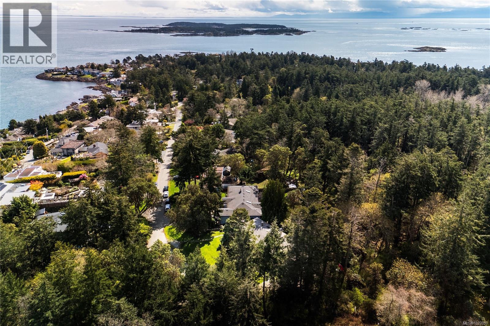  2879 Phyllis Street, Saanich