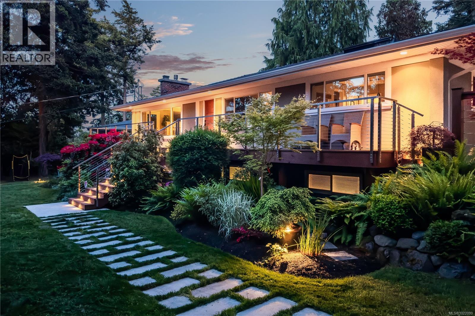  2879 Phyllis Street, Saanich