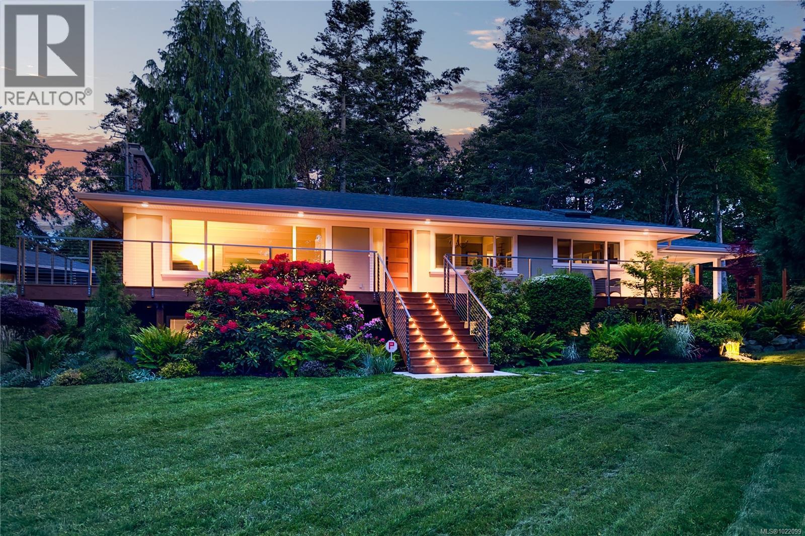  2879 Phyllis Street, Saanich