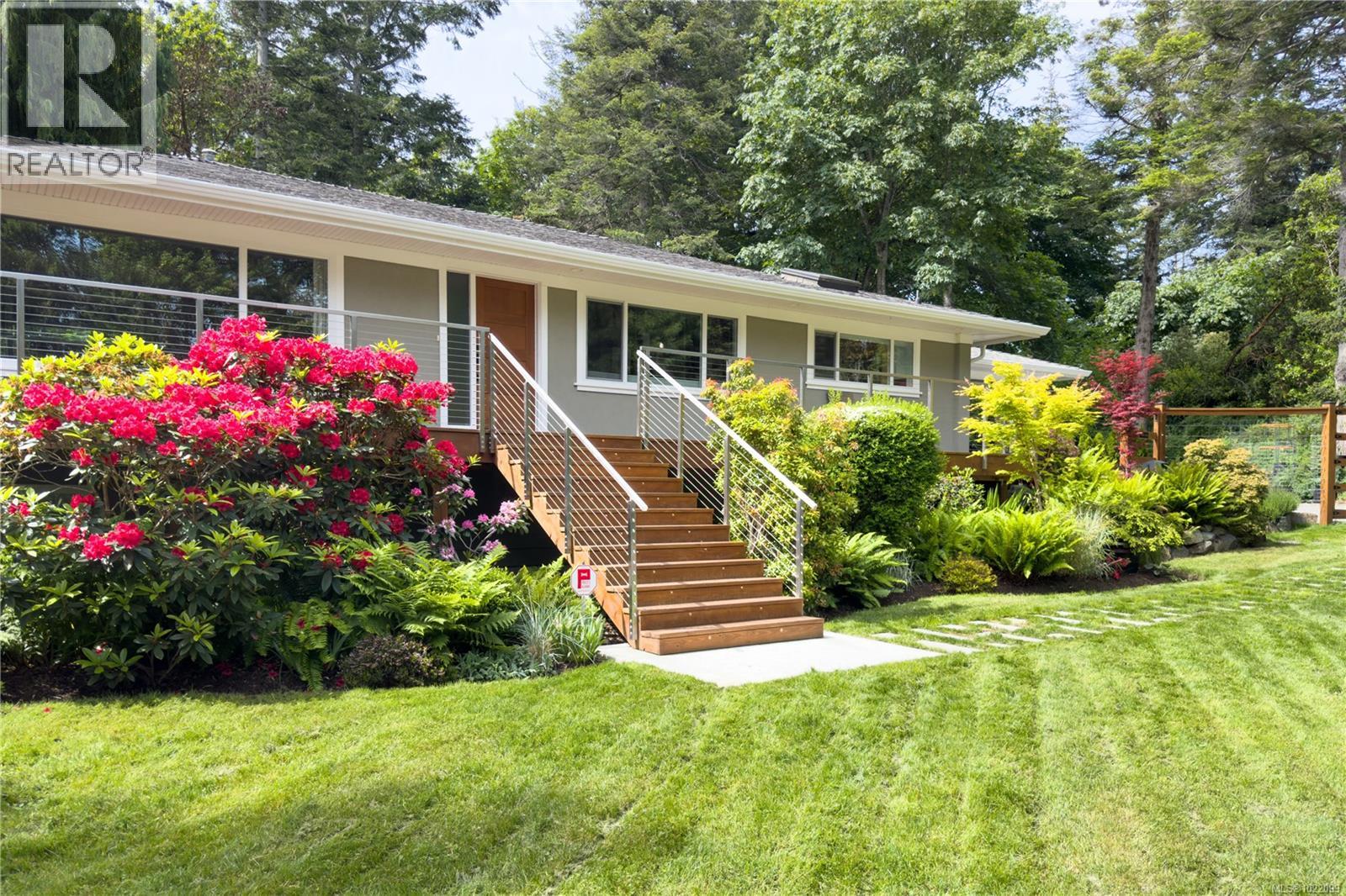  2879 Phyllis Street, Saanich