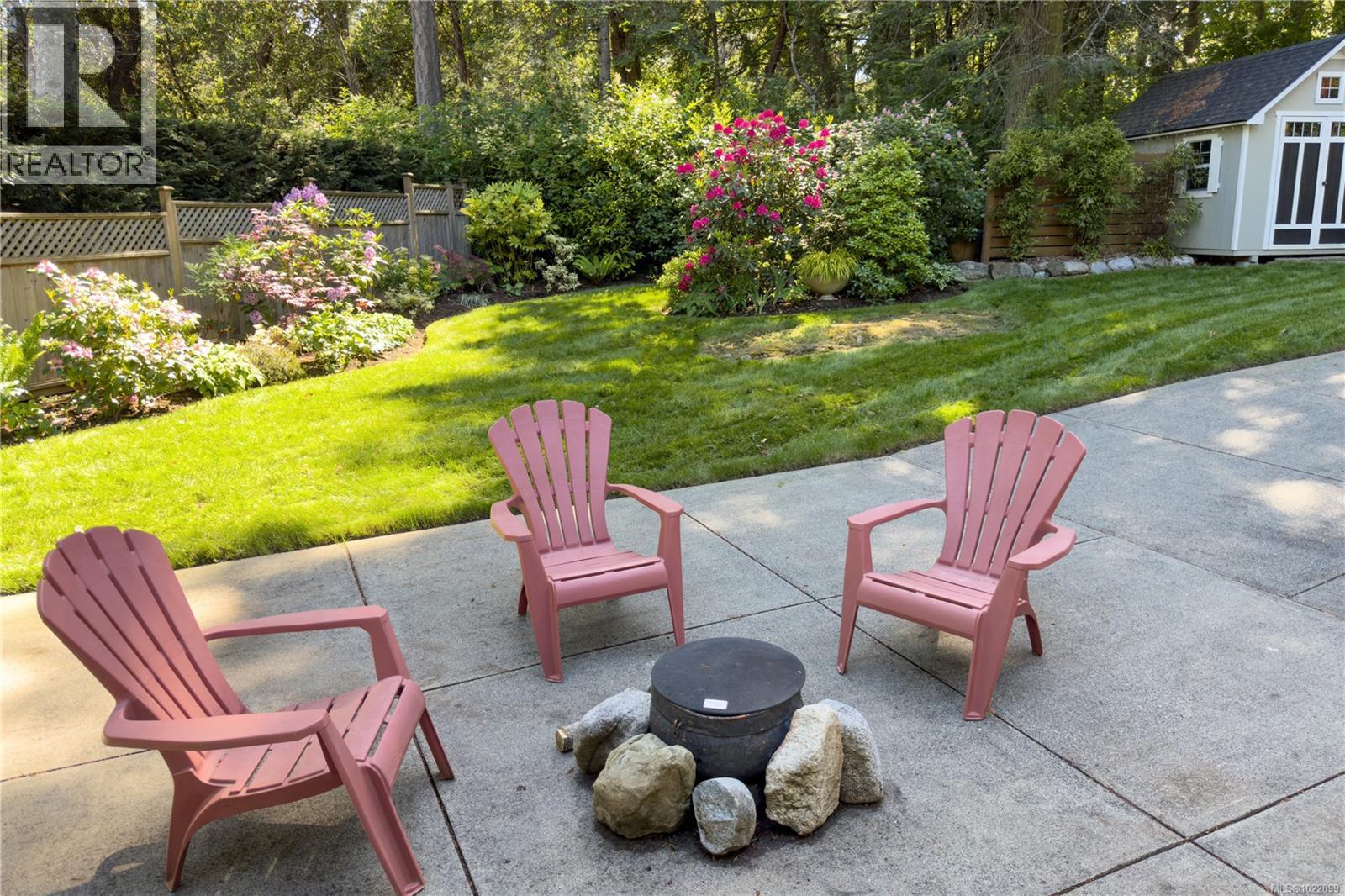  2879 Phyllis Street, Saanich