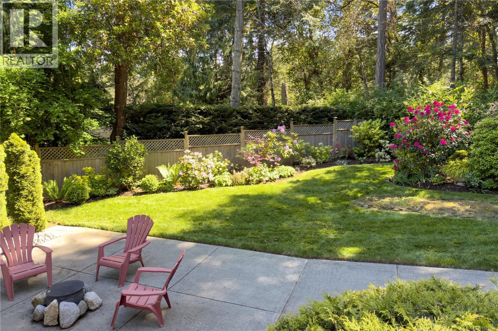  2879 Phyllis Street, Saanich