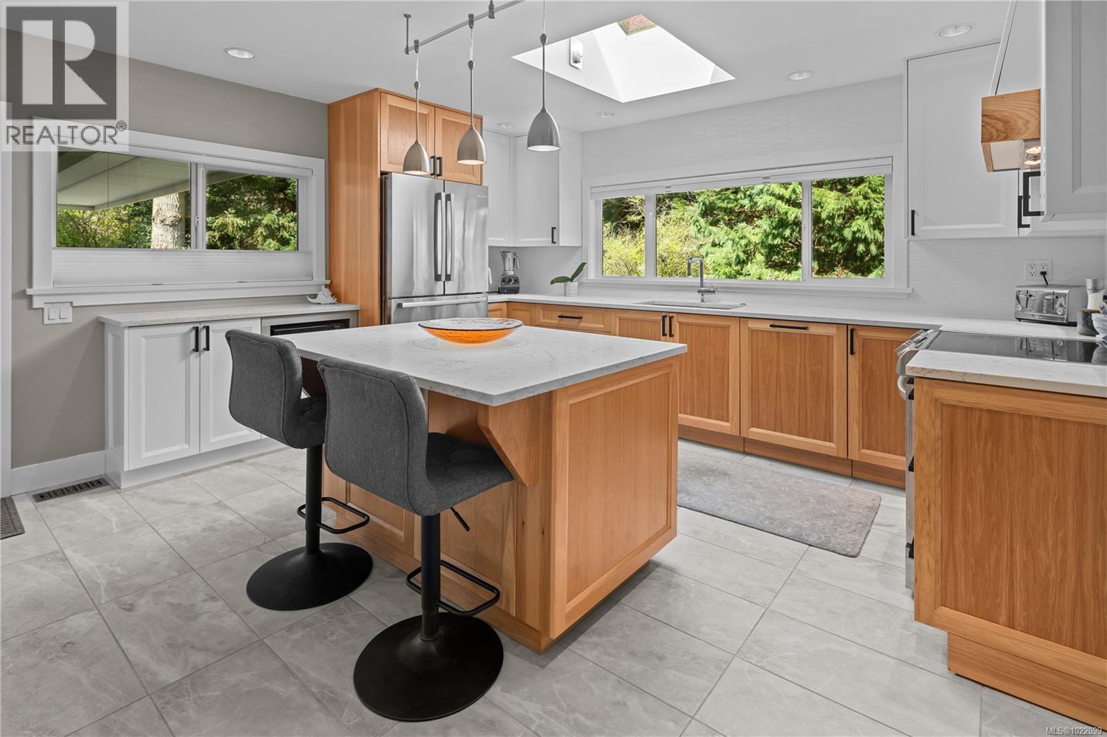  2879 Phyllis Street, Saanich