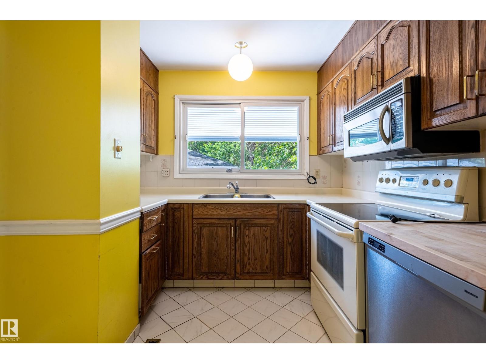 6411 149 AV NW, Edmonton