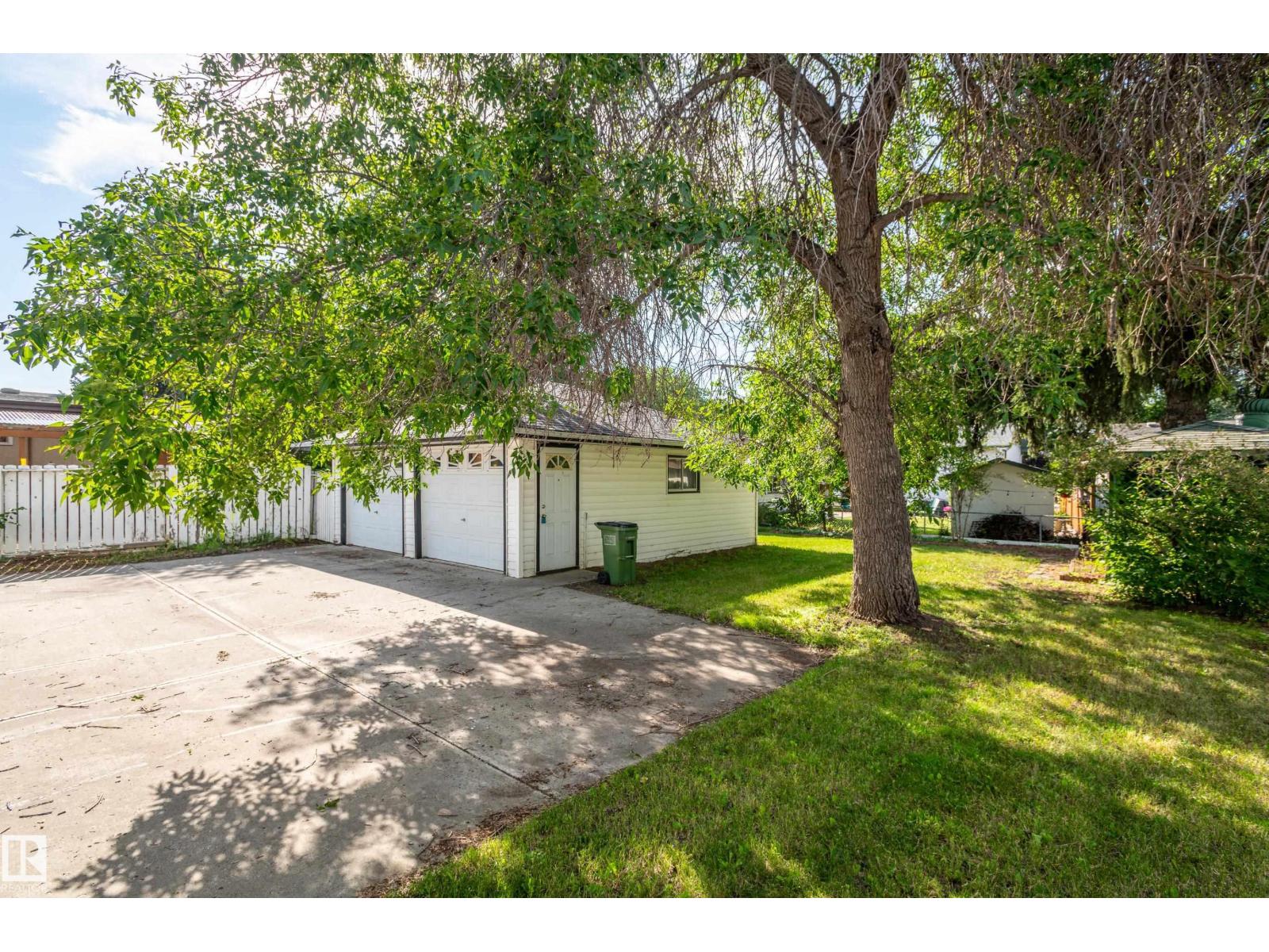 6411 149 AV NW, Edmonton