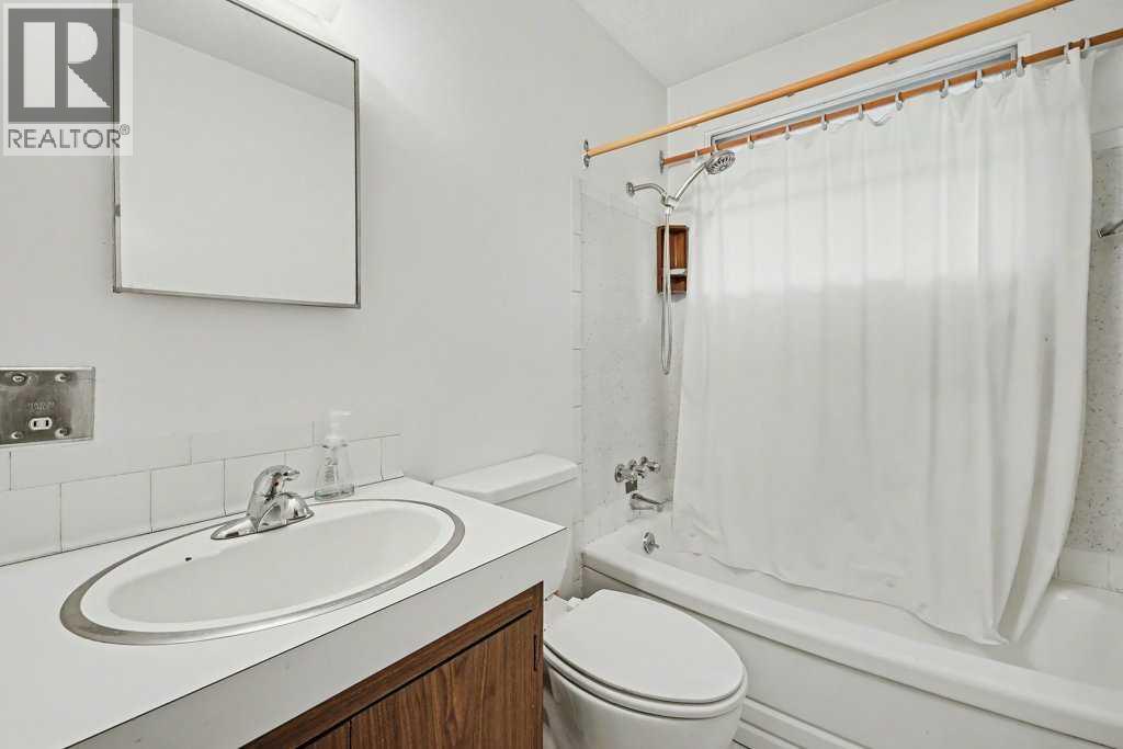 Single Family House Bi-level for Sale in  Van Horne Crescent NE Vista Heights Calgary 