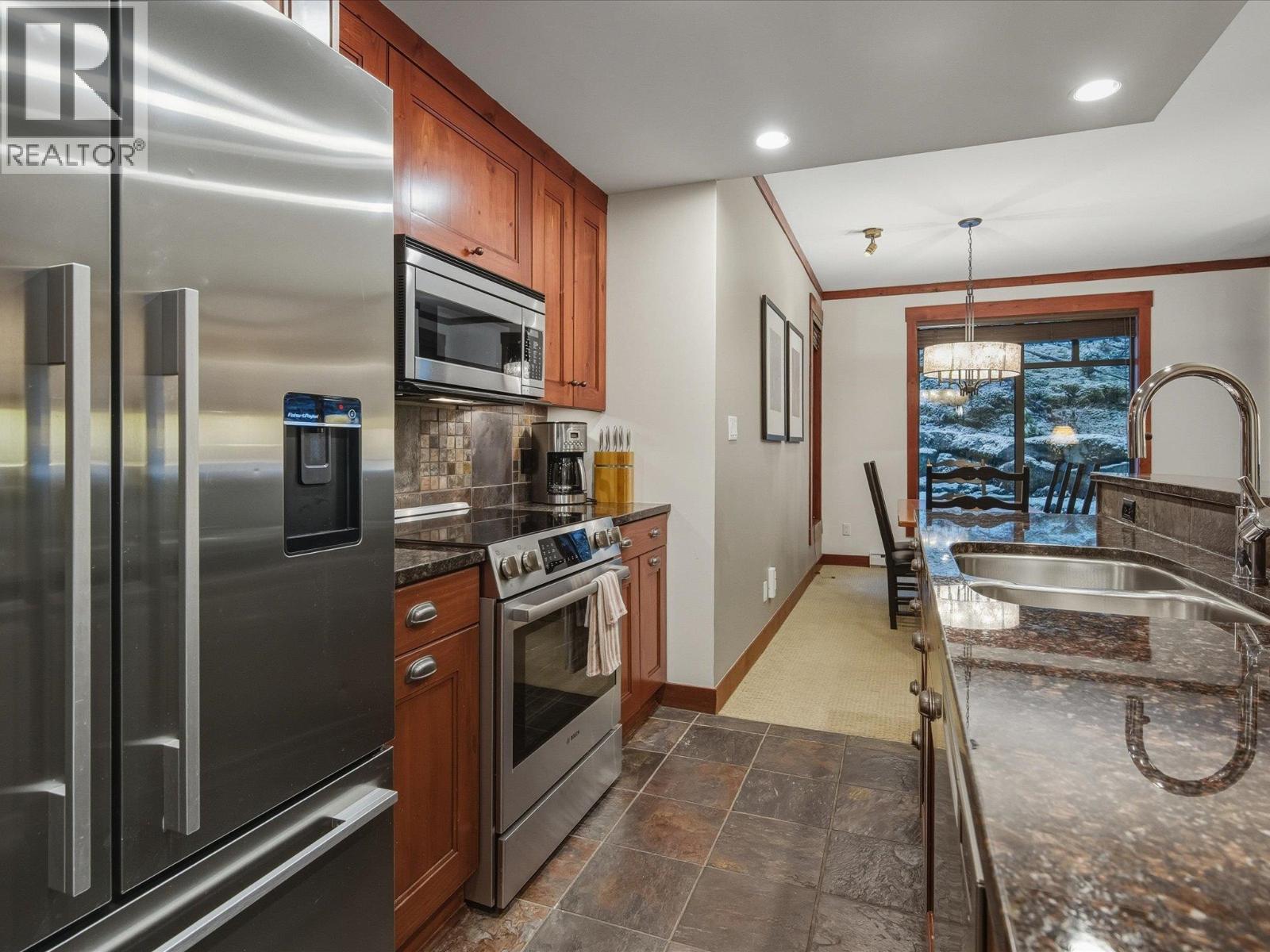 221 2202 GONDOLA WAY, Whistler