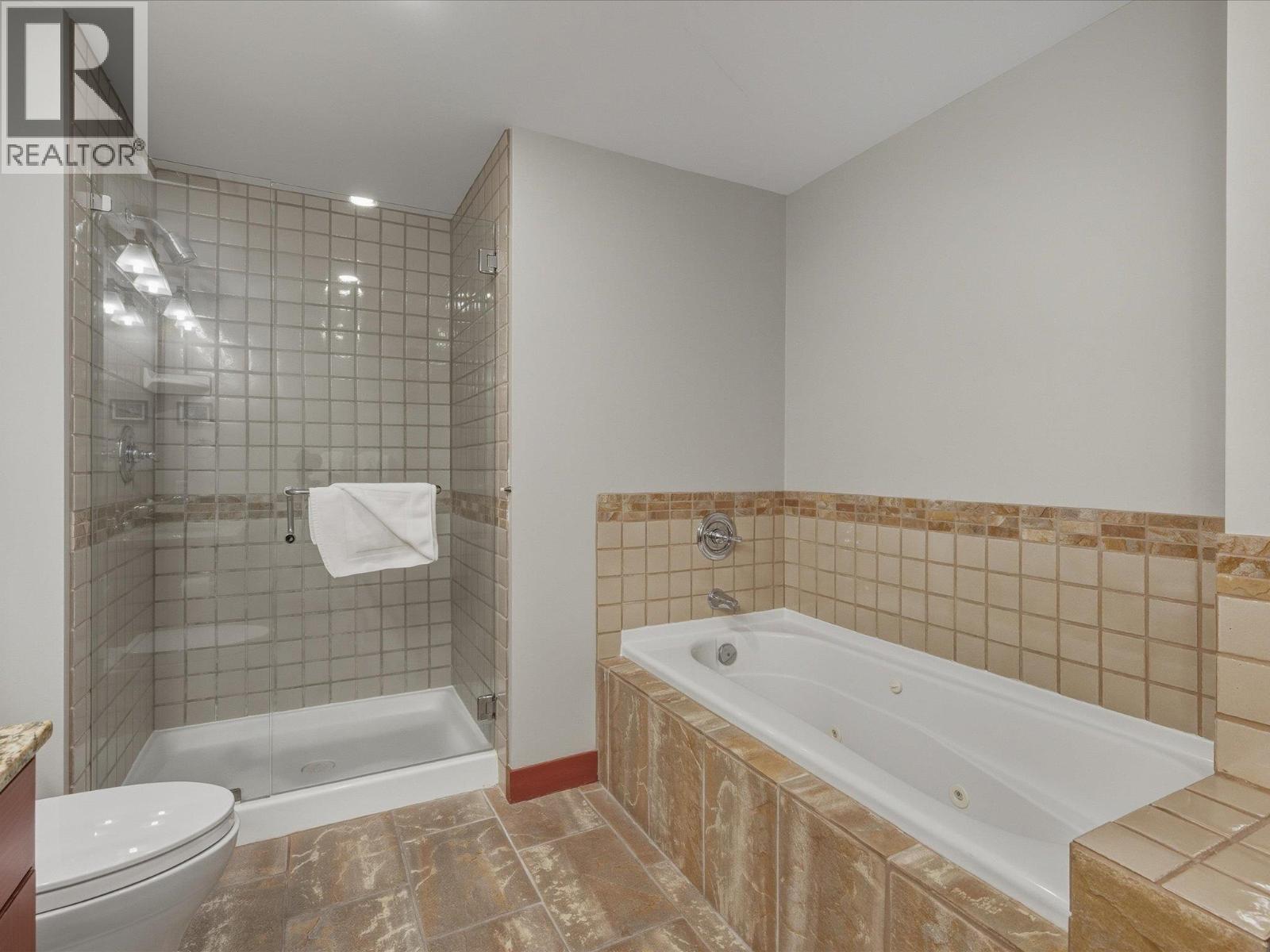 221 2202 GONDOLA WAY, Whistler