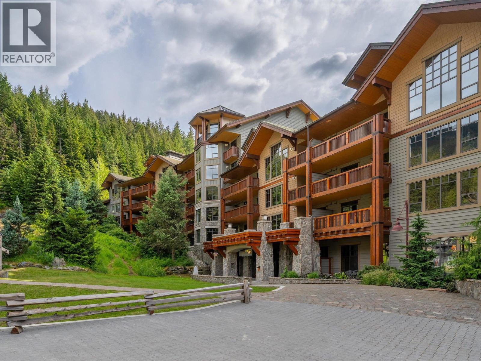 221 2202 GONDOLA WAY, Whistler