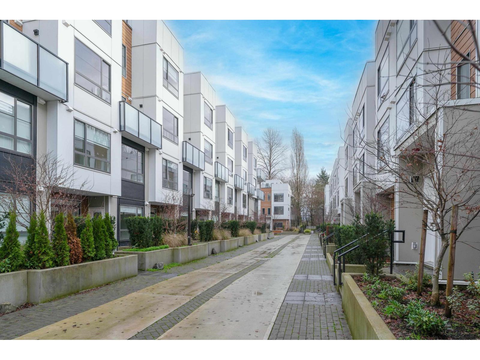 31 6328 KING GEORGE Boulevard - photo 2