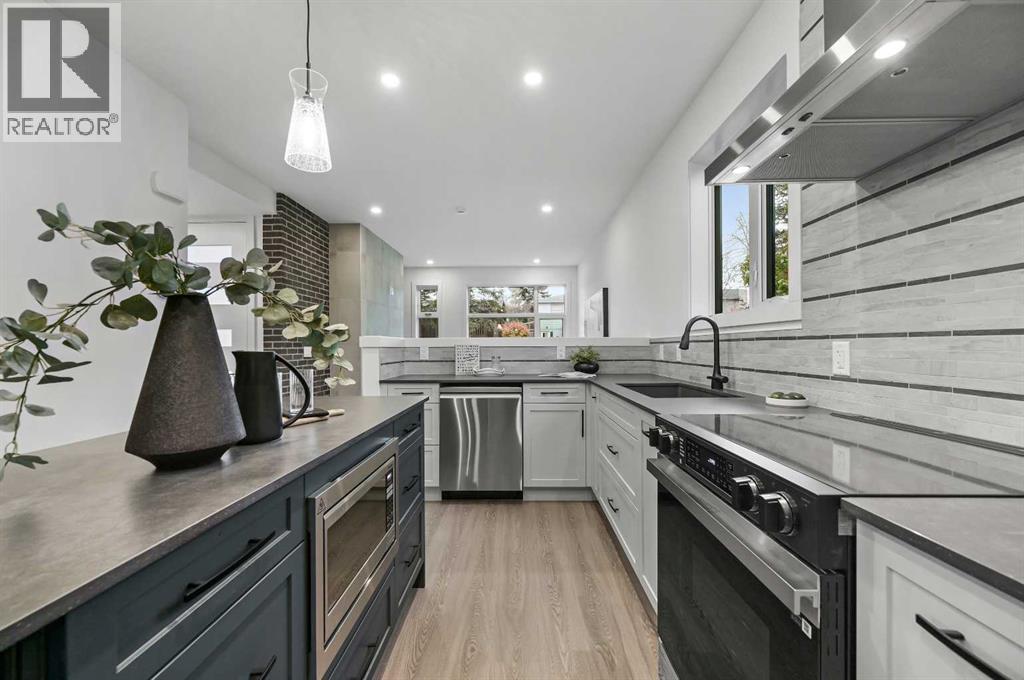 Single Family House for Sale in   Avenue NW Bowness Calgary 