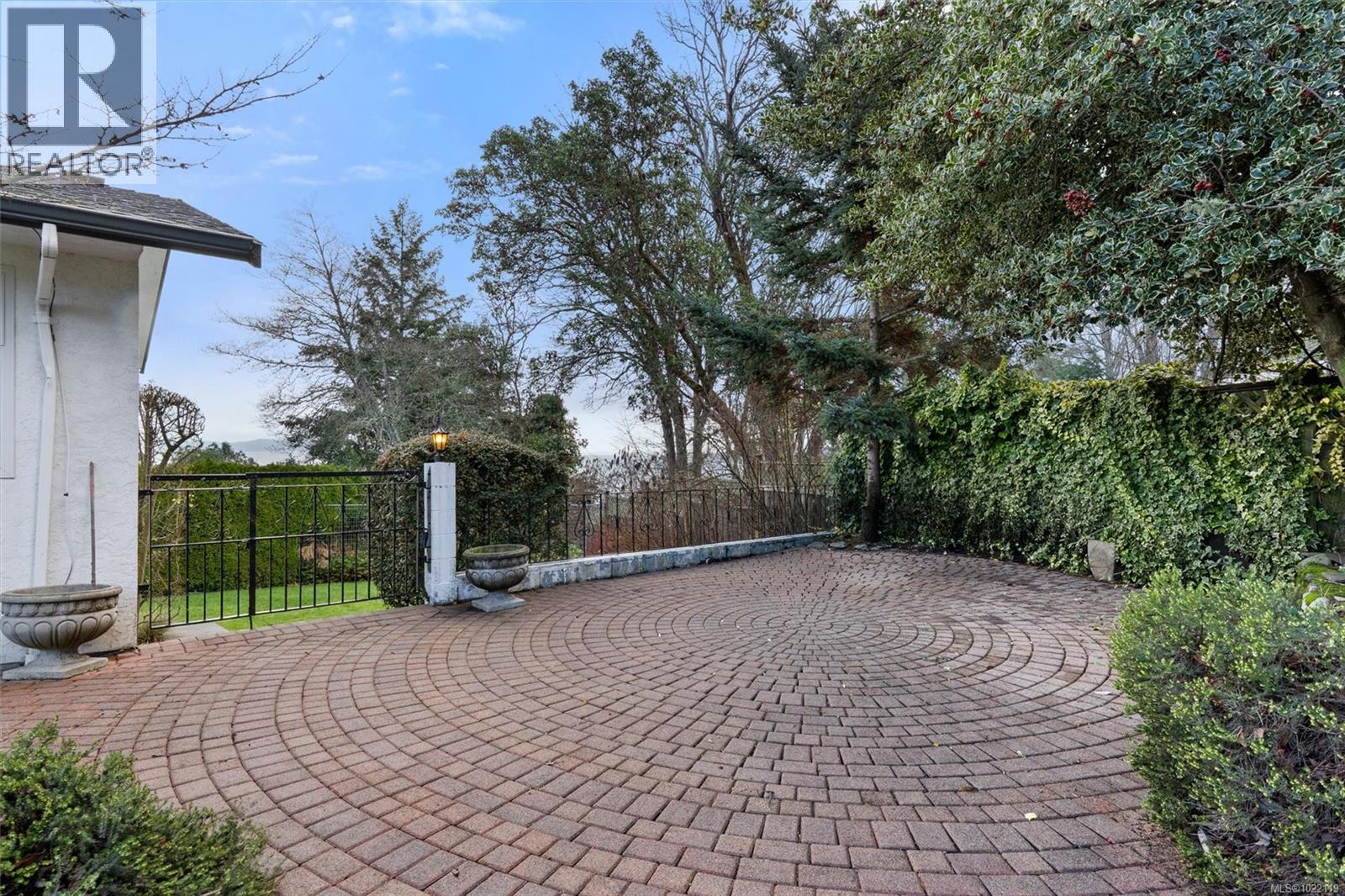  5054 Catalina Terrace, Saanich