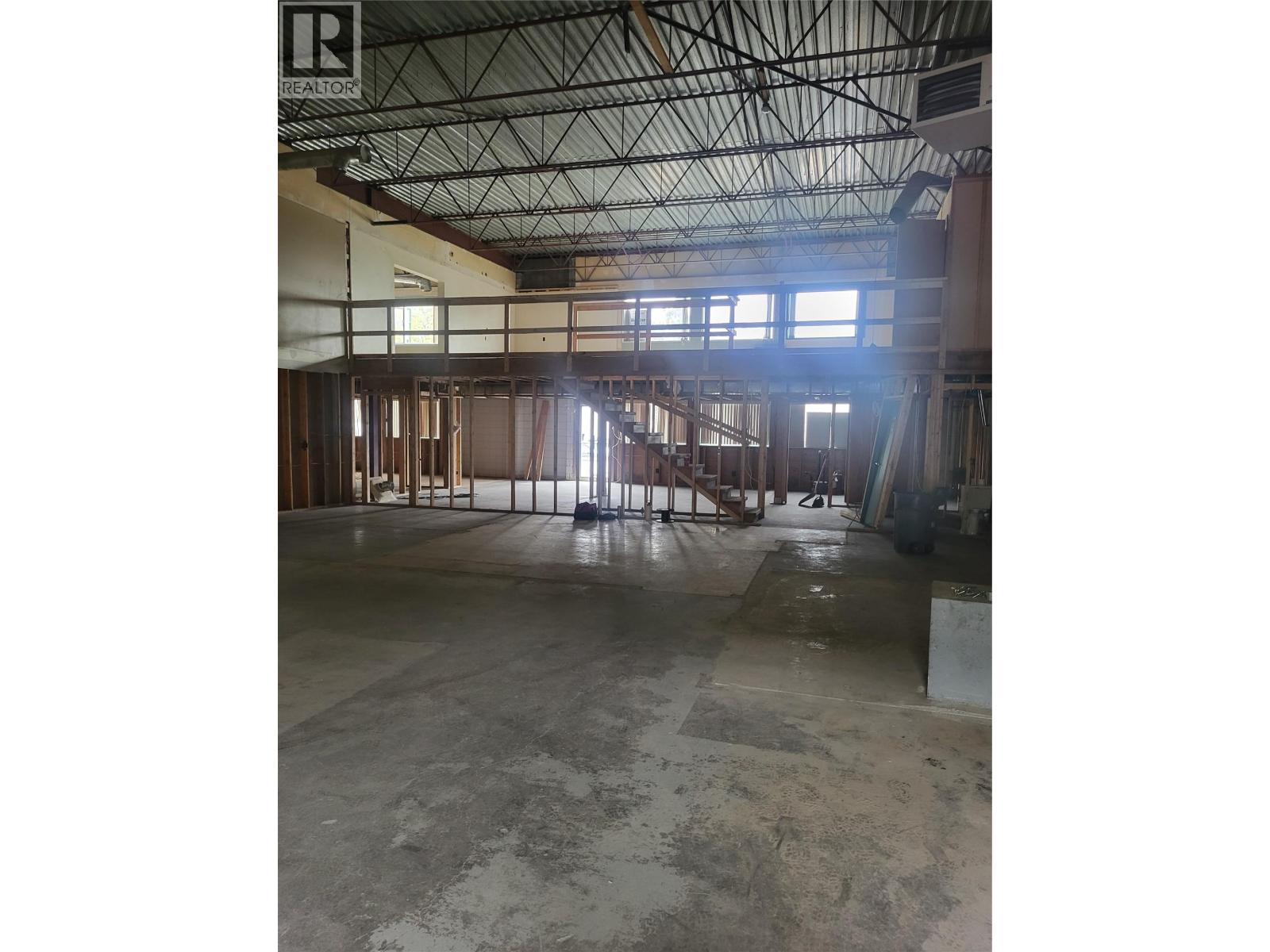  913 - 915 LAVAL Crescent, Kamloops