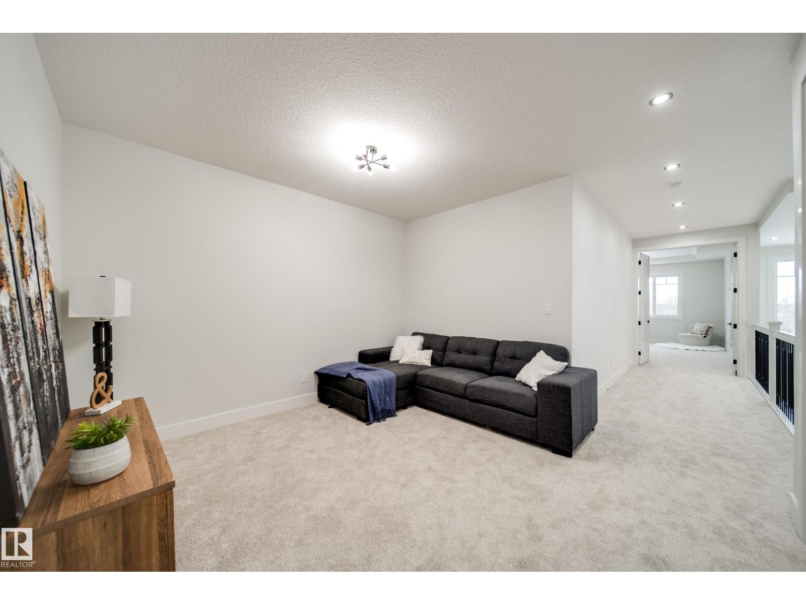 8812 183 AV NW, Edmonton