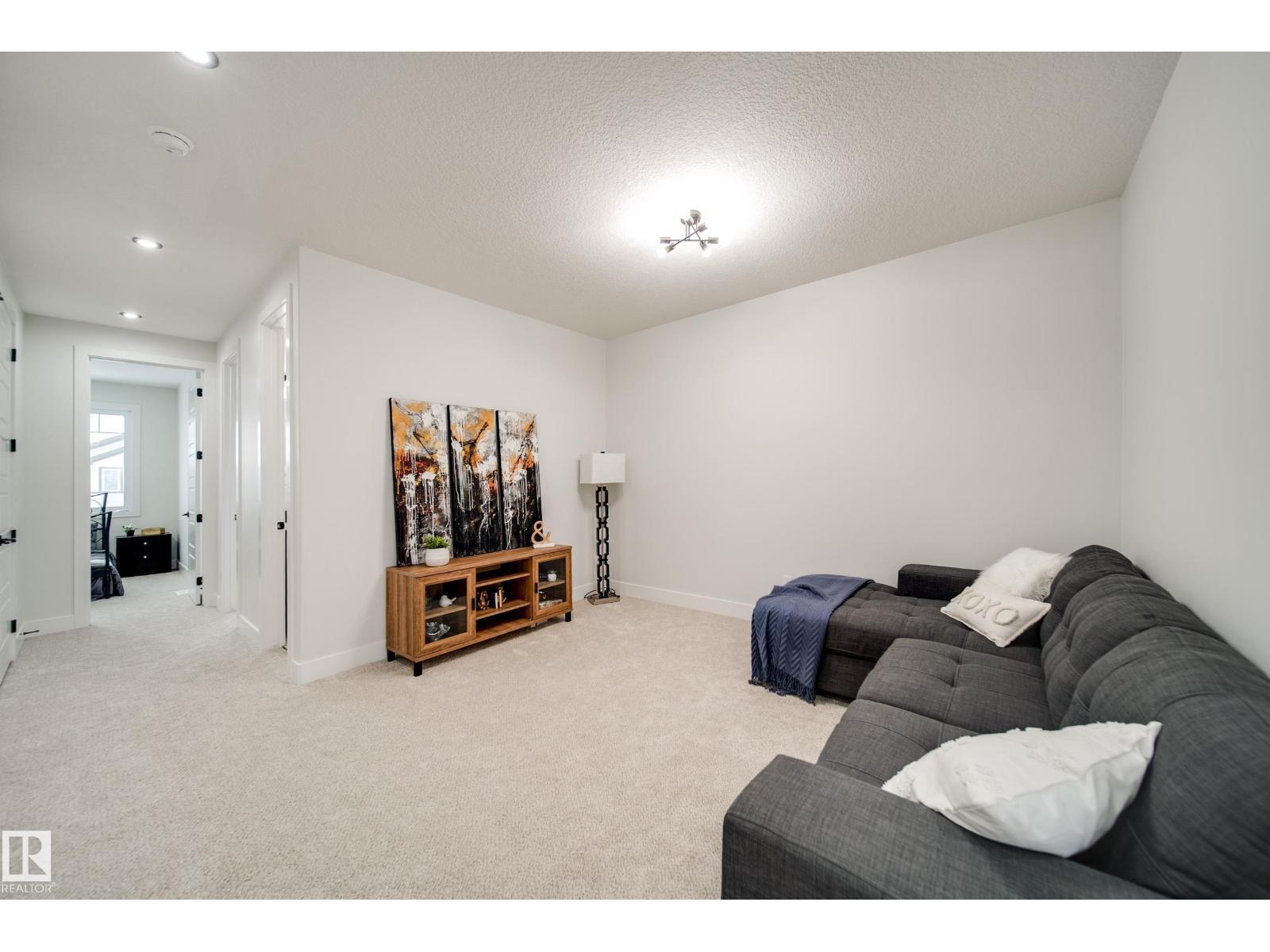 8812 183 AV NW, Edmonton