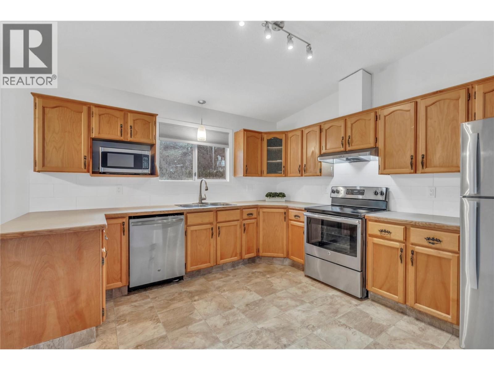 7111 Peach Orchard Road, Summerland