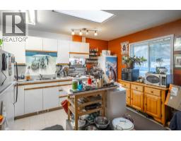 4pc Bathroom - 5683 97 Highway, Falkland, BC V0E1W0 Photo 9