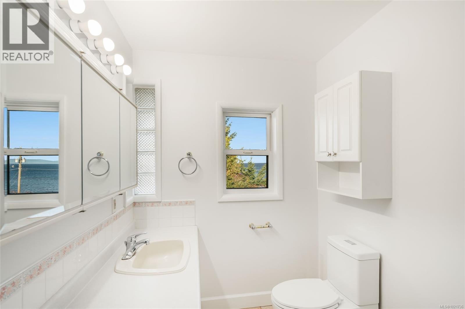 441 Memorial Ave, Qualicum Beach