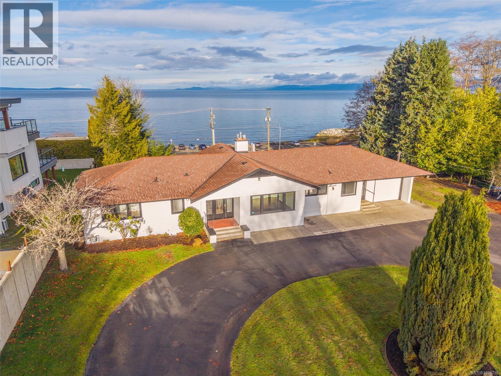 441 Memorial Ave, Qualicum Beach