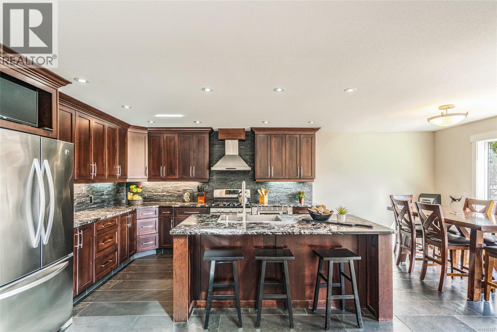 2466 Summerset Rd, Nanoose Bay