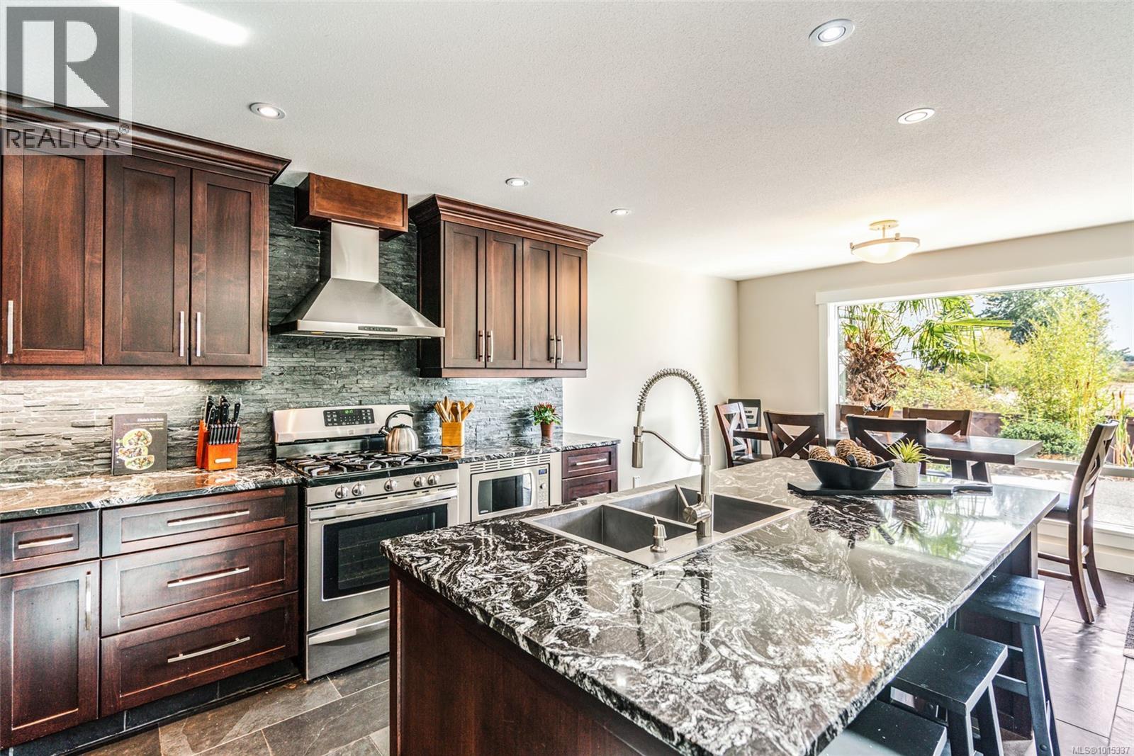 2466 Summerset Rd, Nanoose Bay