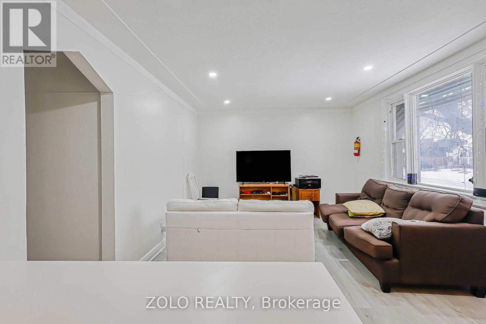 129 ROEHAMPTON AVENUE - 7