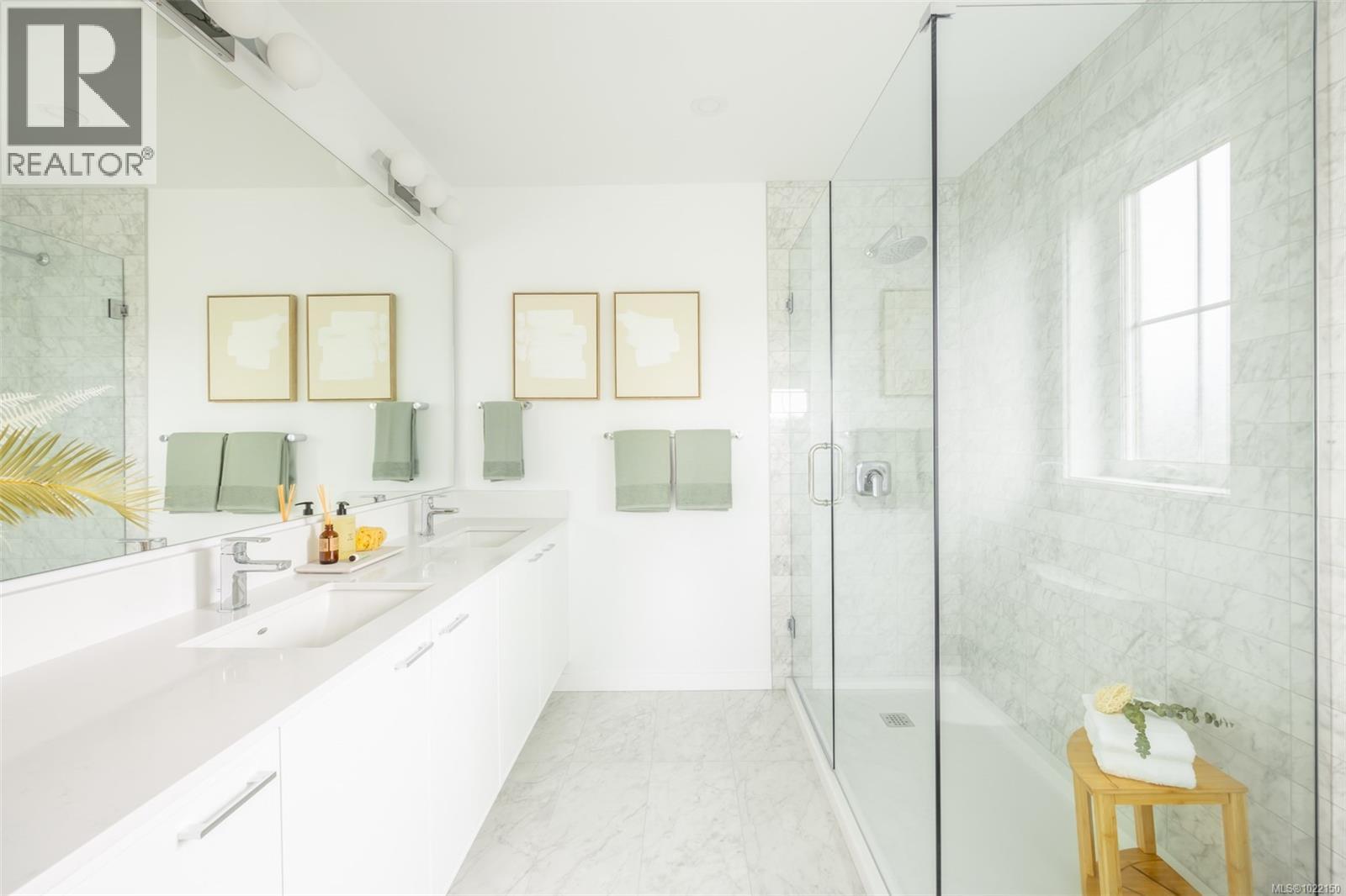 TH9 3450 Whittier Ave, Saanich