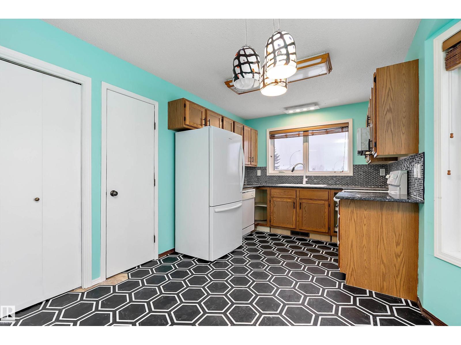 128 WARWICK CR NW, Edmonton