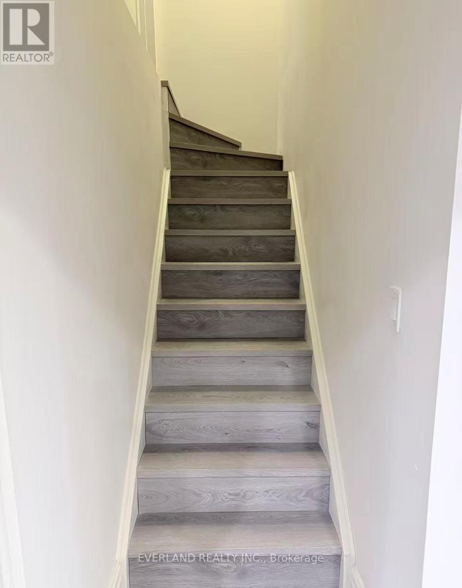 Single Family House for Sale in BASEMENT LADY FENYROSE AVENUE Vaughan (Patterson) 