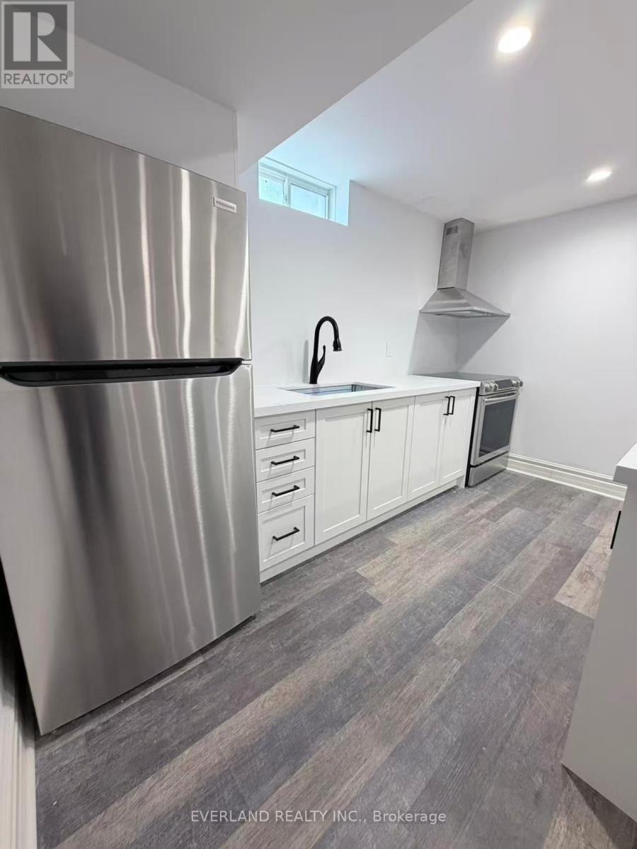 Single Family House for Sale in BASEMENT LADY FENYROSE AVENUE Vaughan (Patterson) 