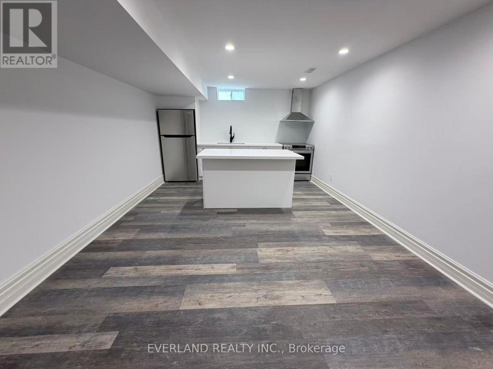 Single Family House for Sale in BASEMENT LADY FENYROSE AVENUE Vaughan (Patterson) 