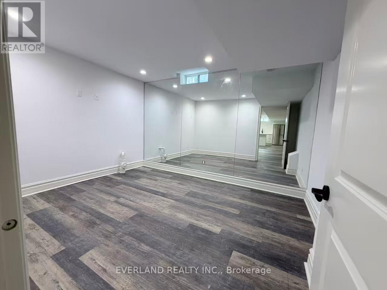 Single Family House for Sale in BASEMENT LADY FENYROSE AVENUE Vaughan (Patterson) 