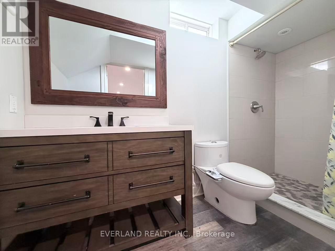 Single Family House for Sale in BASEMENT LADY FENYROSE AVENUE Vaughan (Patterson) 